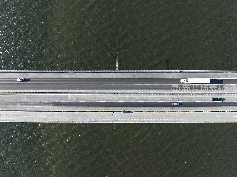 行驶在Ketelbrug A6高速公路上的车辆被无人机覆盖了